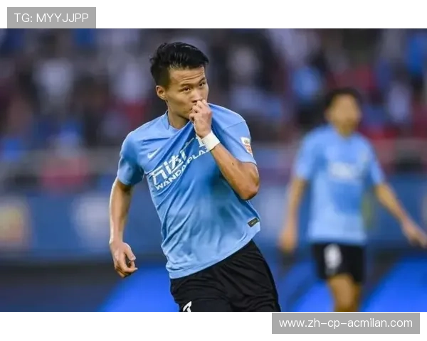 大连英博林良铭中场传球撕破防线