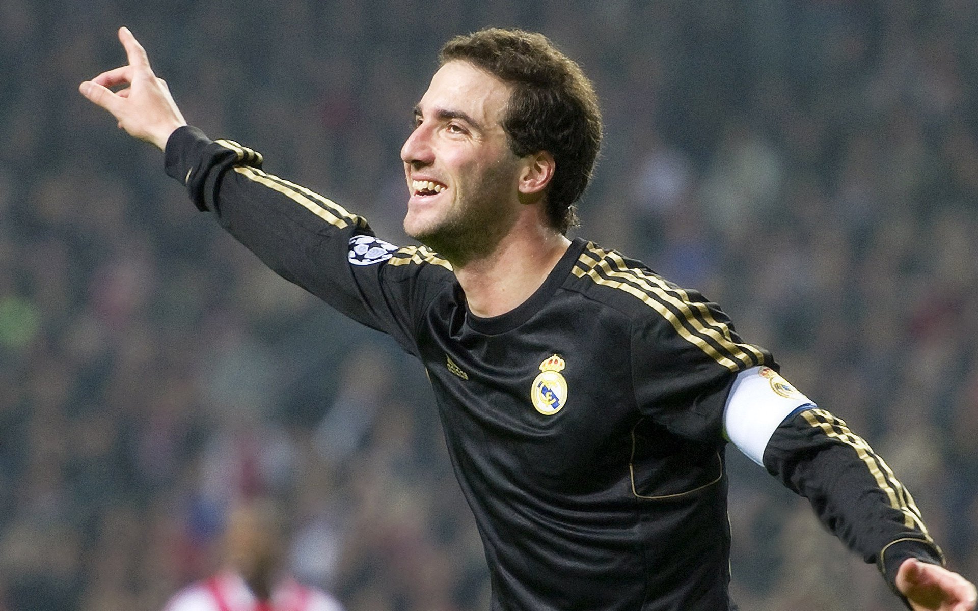 滑板亲子花式展示赛 家长牵着孩子轻松滑行